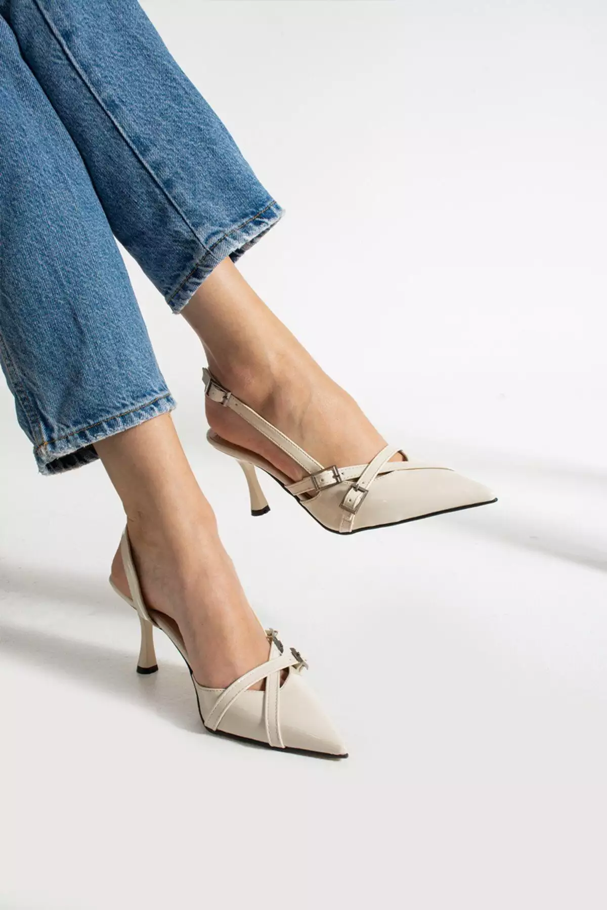 کفش پاشنهبلند زنانه با جزئیات قفل دو باندی و رویه کرم رنگ از جنس لاک برند Genel Markalar - 832244276