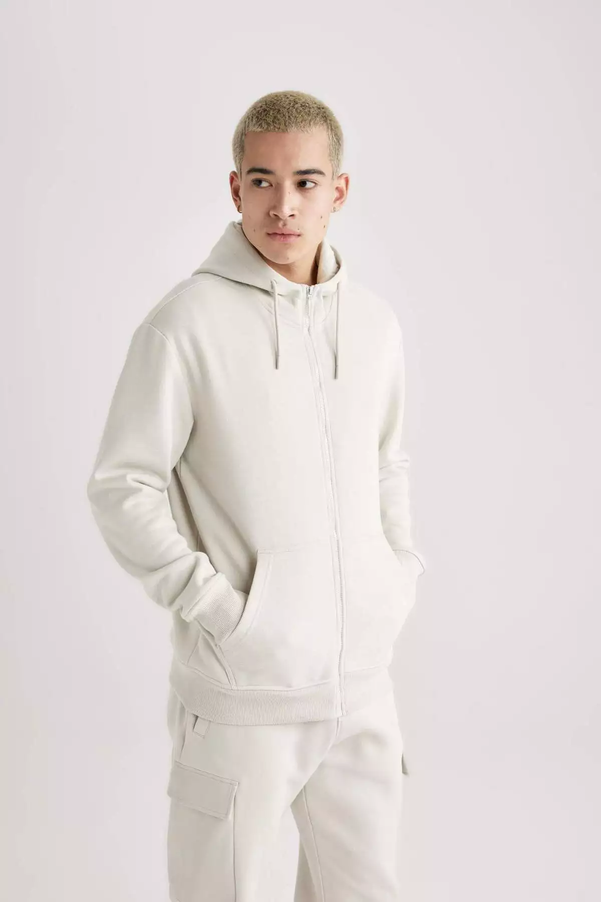 سویشرت فُرم دار با کلاه و جیب دار، دارای بافت نرم داخلی، مدل ساده و زیپ دار برند Defacto - 797030346