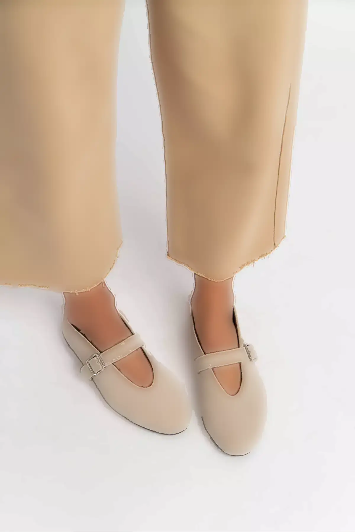 کفش زنانه با زیره مسطح و جزئیات بند چرم طبیعی با طراحی سوئیدی برند NİŞANTAŞI SHOES - 988771418