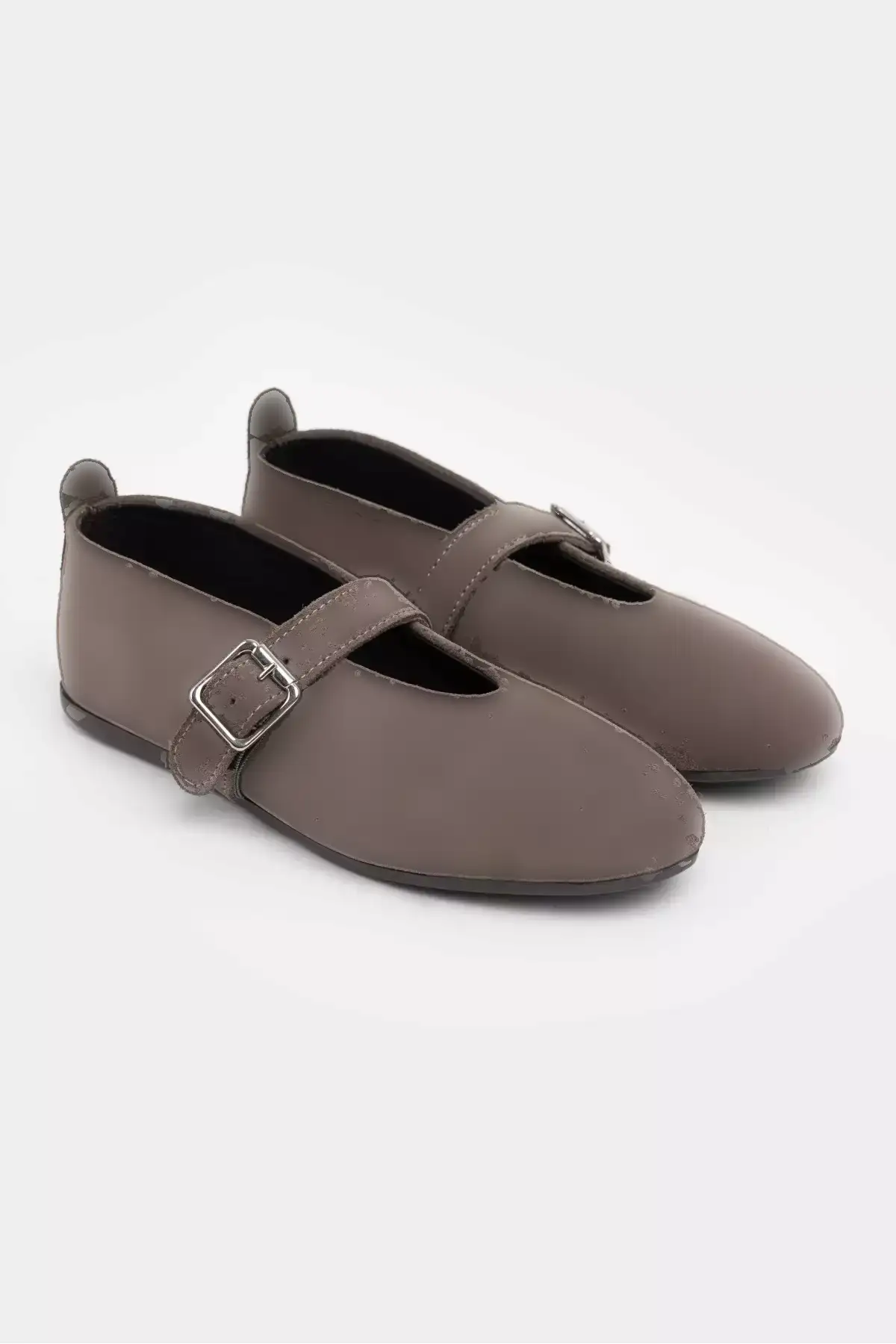 کفش باله زنانه با جزئیات قفل چرم طبیعی به رنگ کرم روشن برند NİŞANTAŞI SHOES - 988770978