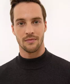 کلاه‌گیس مردانه راه‌راه،‌ یقه نیمه‌فرو رفته، مدل اسلیم فیت، طرح ساده، رنگ مشکی خاکستری. برند Pierre Cardin - 57542173