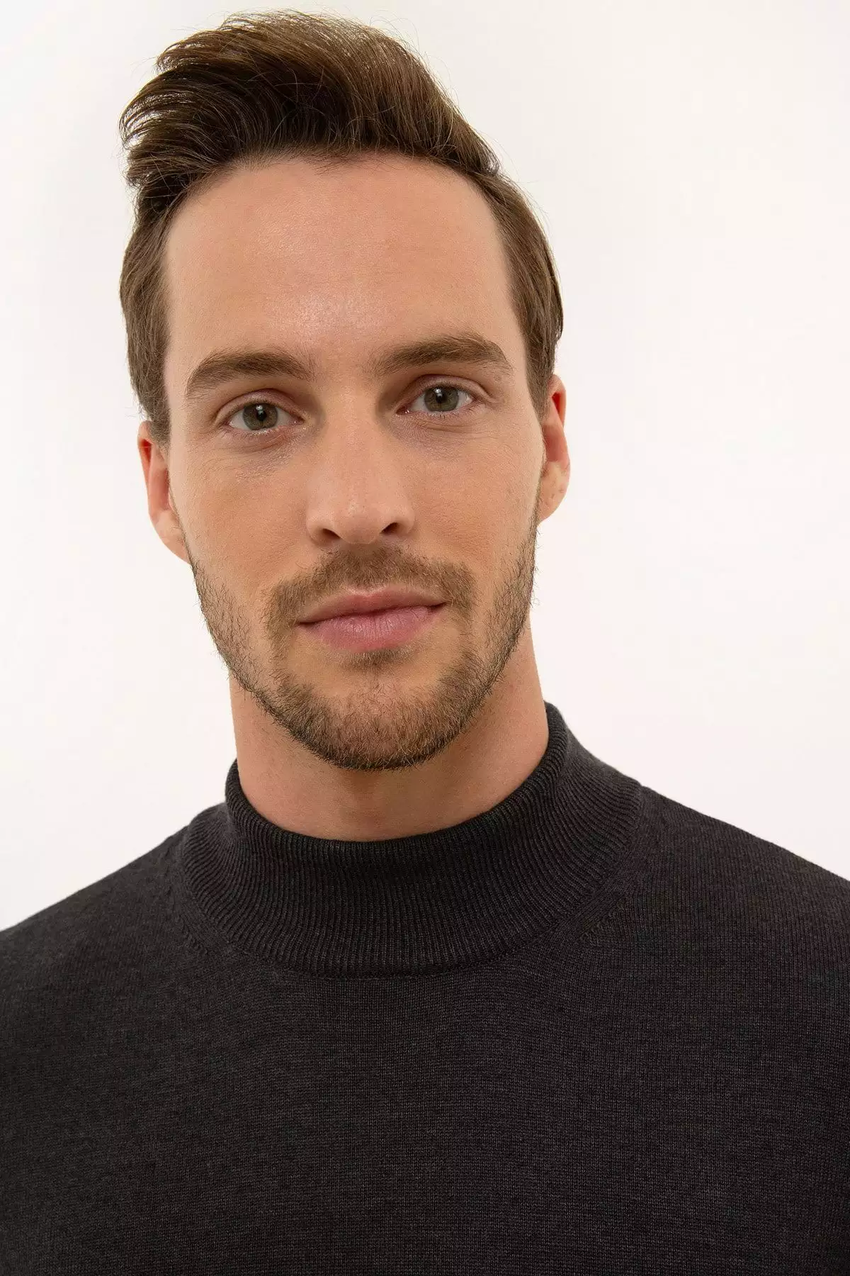 کلاهگیس مردانه راهراه، یقه نیمهفرو رفته، مدل اسلیم فیت، طرح ساده، رنگ مشکی خاکستری. برند Pierre Cardin - 57542173