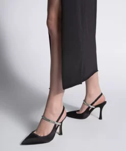 کفش پاشنه‌بلند زنانه مدل لوان، با نوک تیز، بند دار و سنگ‌دار، پشت باز و با کفی تزئینی، به رنگ مشکی ساتن برند Marjin - 899607437