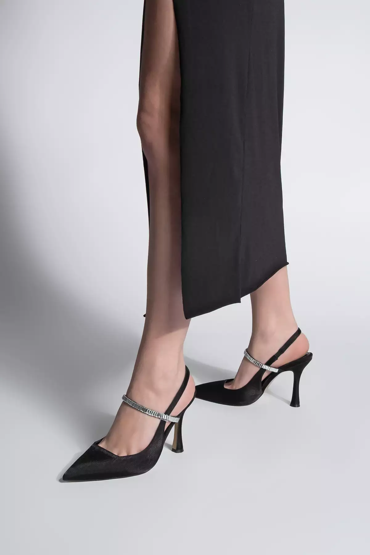 کفش پاشنهبلند زنانه مدل لوان، با نوک تیز، بند دار و سنگدار، پشت باز و با کفی تزئینی، به رنگ مشکی ساتن برند Marjin - 899607437