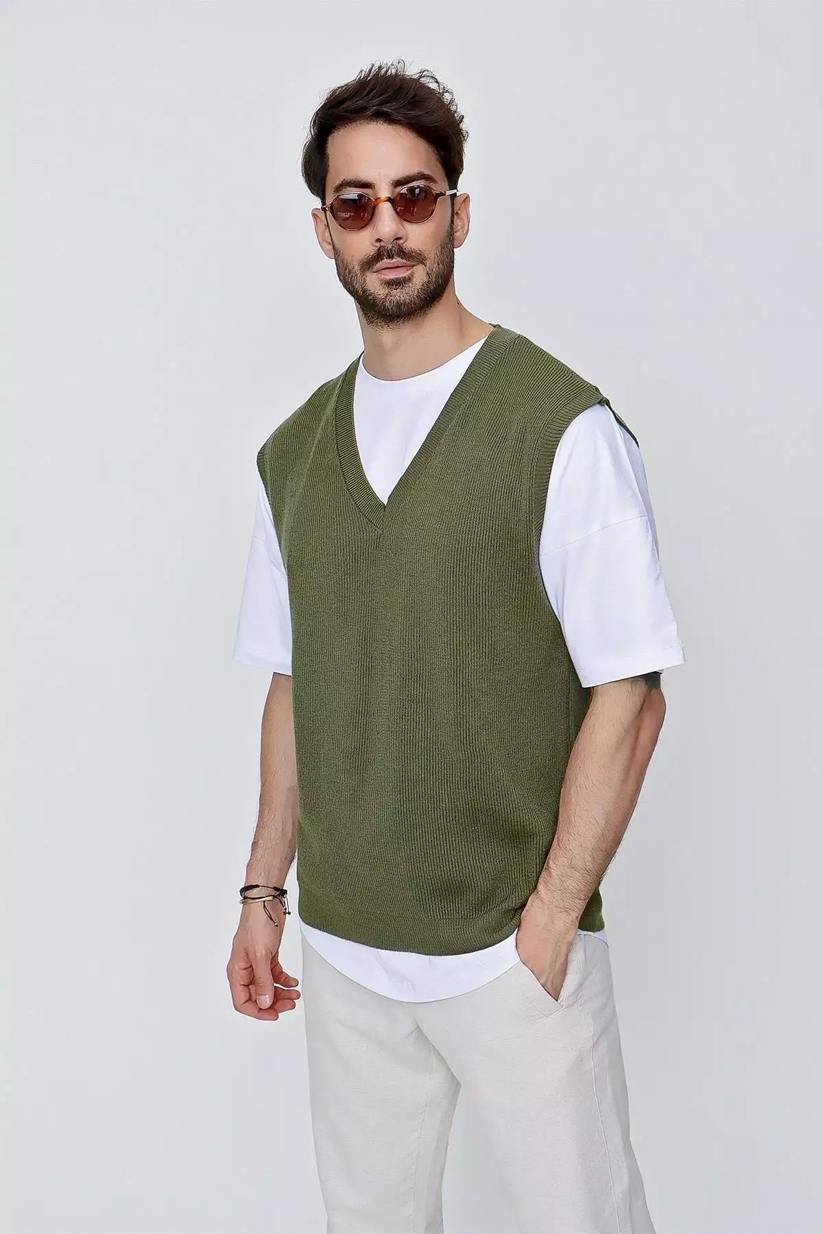 سویشرت بافتنی پنبهای مردانه، یقه V، راحت و به رنگ خاکی برند CHUBA - 274938416