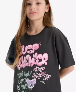 تیشرت کوتاه آستیندار با یقه گرد و طراحی گرافیکی برای دختران، مدل اوور سایز، کد E0356a825sm برند Defacto - 902033081