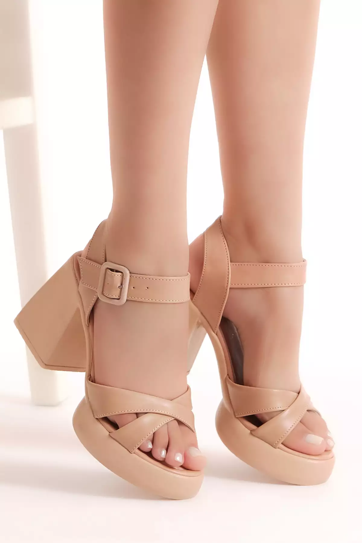 کفش پاشنهبلند ضخیم با بندهای ضربدری پوستنما برای خانمها برند Tonny Black - 737566020