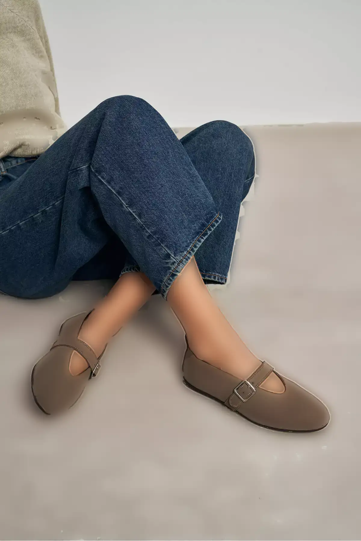 کفش باله زنانه با جزئیات قفل چرم طبیعی به رنگ کرم روشن برند NİŞANTAŞI SHOES - 988770978