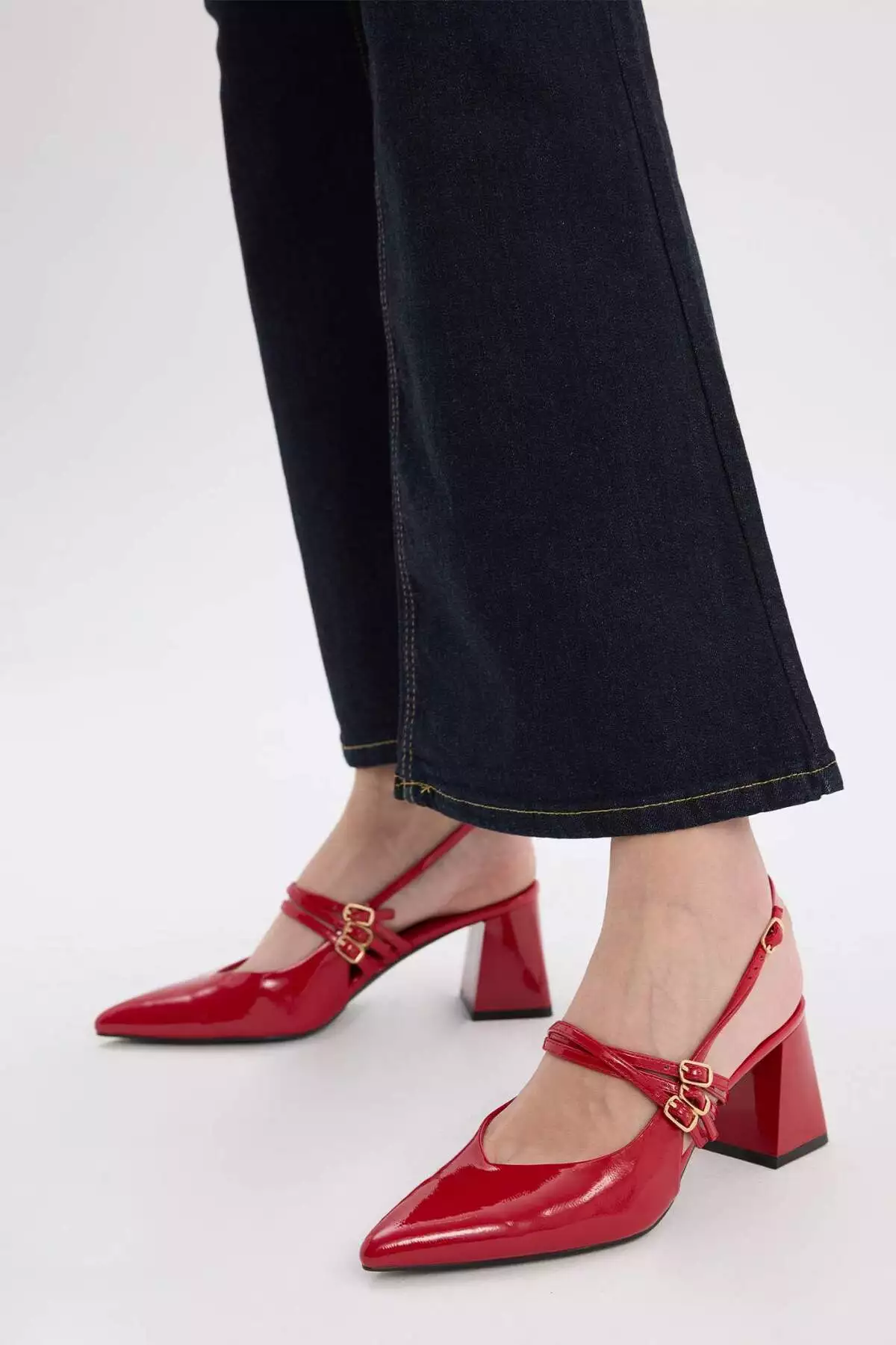 سندل پاشنهبلند زنانه با زیرهبلند از جنس چرم مصنوعی E2515AX25SM برند Defacto - 929169931