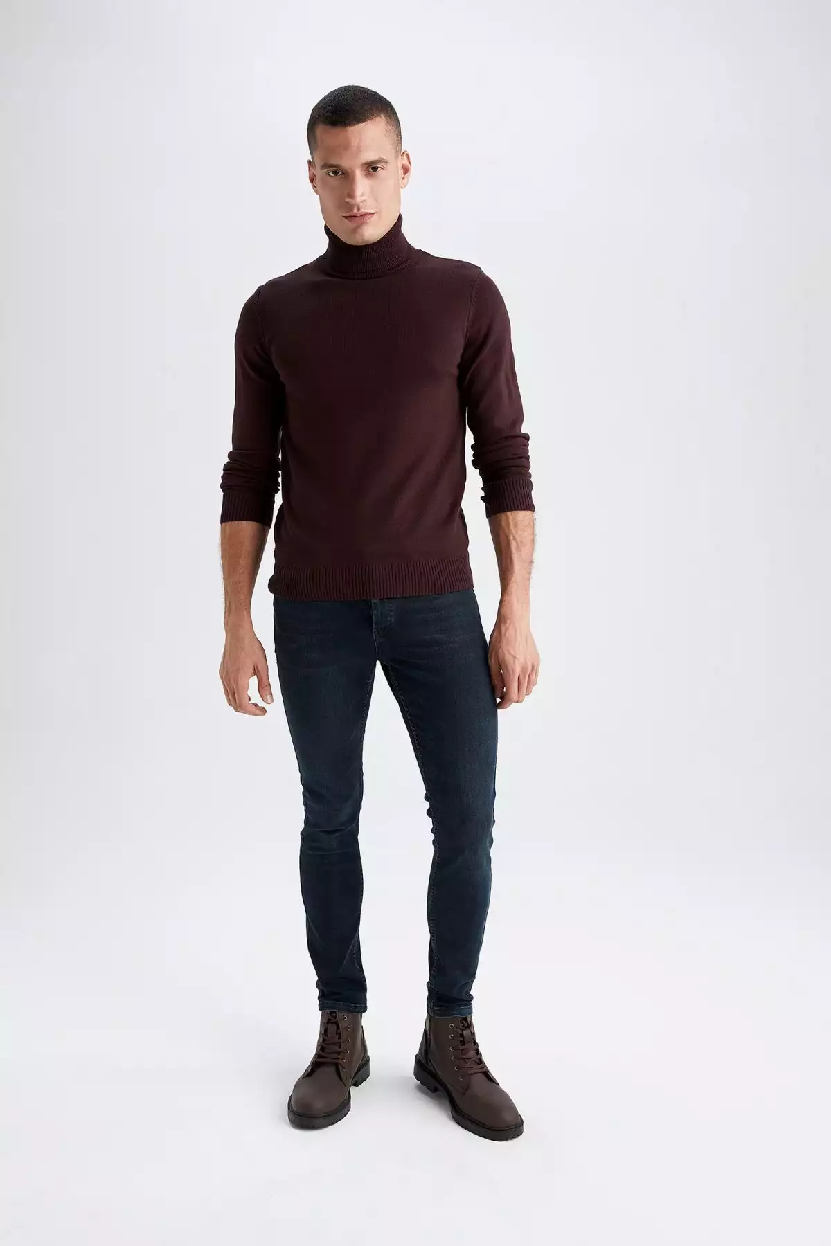 با افتخار میتوان گفت که ترجمه این محصول به فارسی عبارت است از: "پليور با یقه بافتنی فیت اسلیم". برند Defacto - 358468680