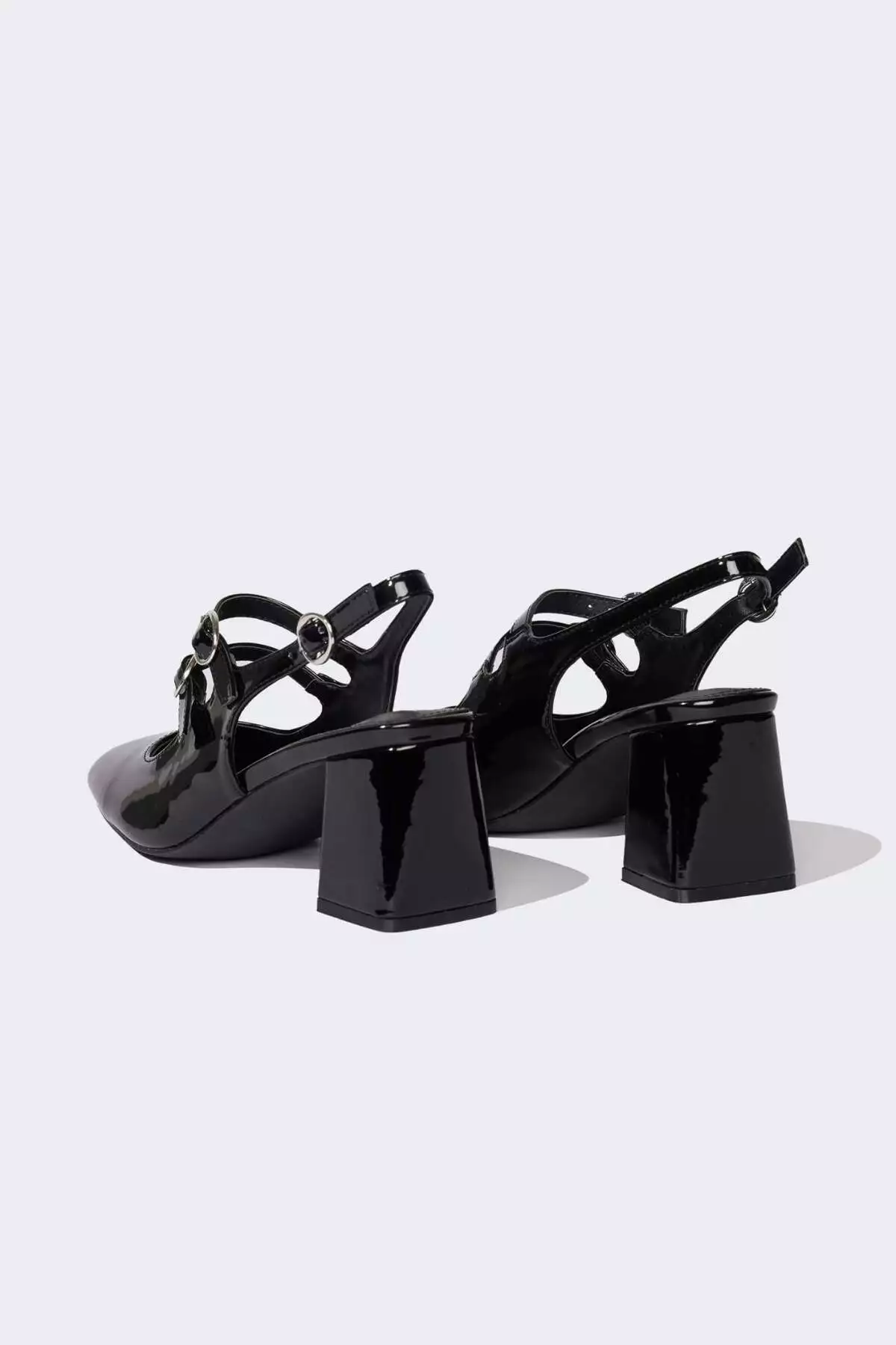 سندل پاشنهدار با زیره بلند از جنس چرم مصنوعی زنانه مدل E2511AX25SM برند Defacto - 1039030984