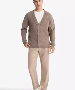 کاندیدای مناسب: ژاکت با یقه V و دکمه‌ای مدل Relax Fit برند Defacto - 995280865