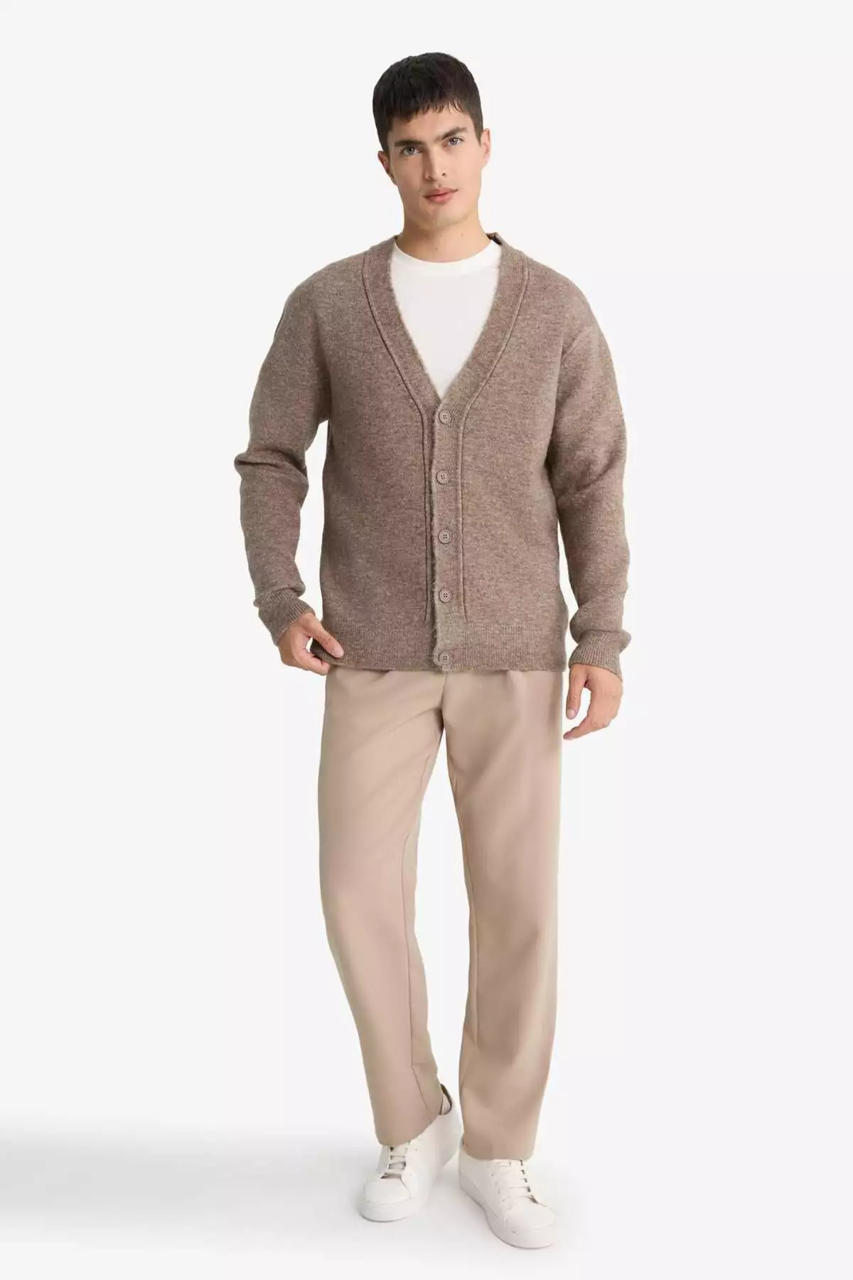 کاندیدای مناسب: ژاکت با یقه V و دکمهای مدل Relax Fit برند Defacto - 995280865