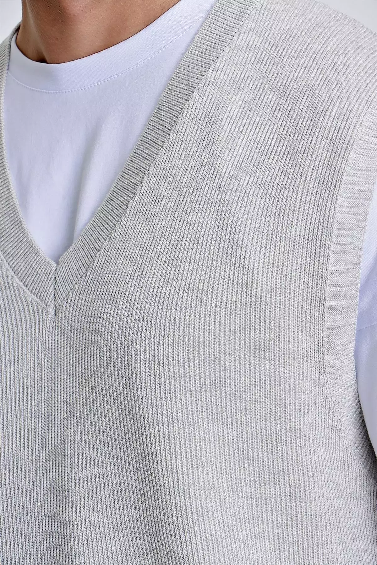 سوئشرت با یقه V مردانه با برش راحت از جنس نخ پنبهای - رنگ خاکستری برند CHUBA - 274919033