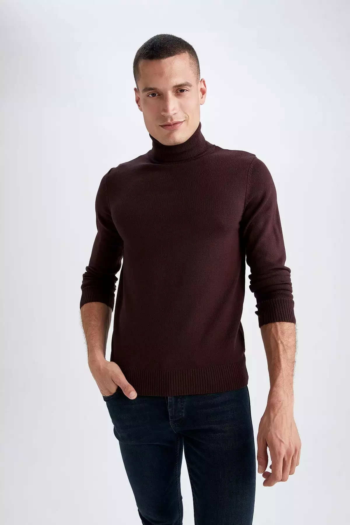 با افتخار میتوان گفت که ترجمه این محصول به فارسی عبارت است از: "پليور با یقه بافتنی فیت اسلیم". برند Defacto - 358468680