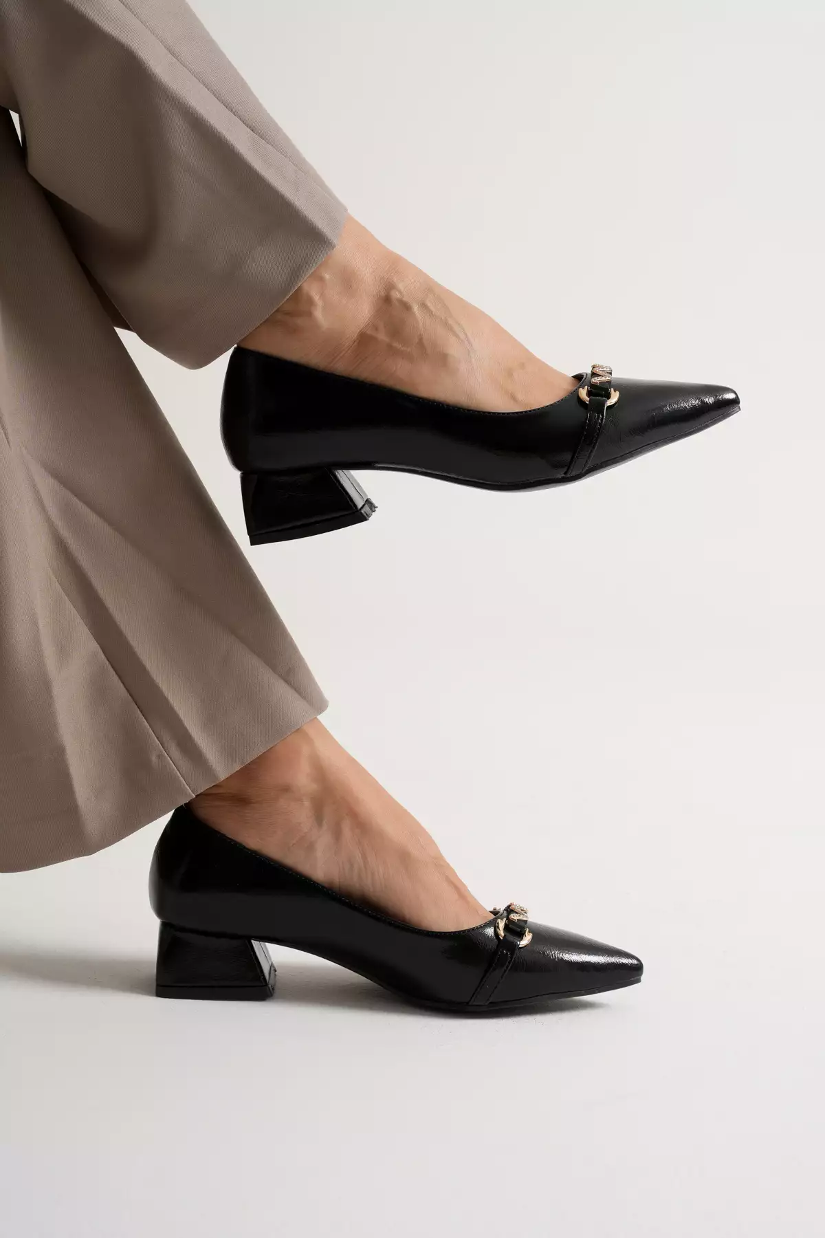 کفش زنانه پاشنه بلک با زیره براق و تزئینات سنگی برند Silver Lady - 986690316