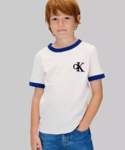 تی‌شرت بچه‌گانه مردانه کُرِم رنگ با طرح گلدوزی برند Calvin Klein - 992658514