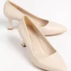 کفش پاشنهبلند زنانه لیلیث با نوک تیز و رنگ بژ – شیک و راحت برند macella - 993581462