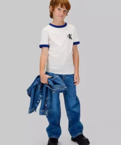 تی‌شرت بچه‌گانه مردانه کُرِم رنگ با طرح گلدوزی برند Calvin Klein - 992658514