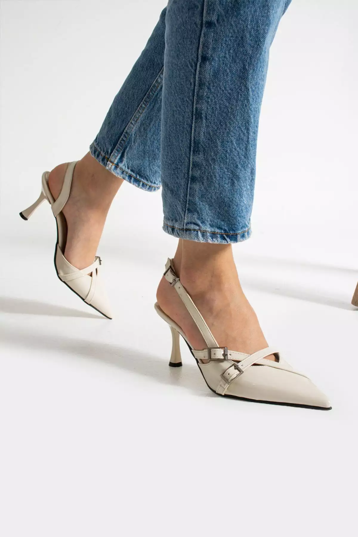 کفش پاشنهبلند زنانه با جزئیات قفل دو باندی و رویه کرم رنگ از جنس لاک برند Genel Markalar - 832244276