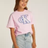 تی‌شرت بچه‌گانه دخترانه صورتی با طرح برند Calvin Klein - 887268669