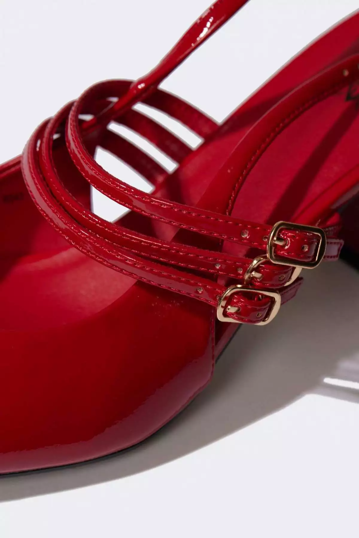 سندل پاشنهبلند زنانه با زیرهبلند از جنس چرم مصنوعی E2515AX25SM برند Defacto - 929169931