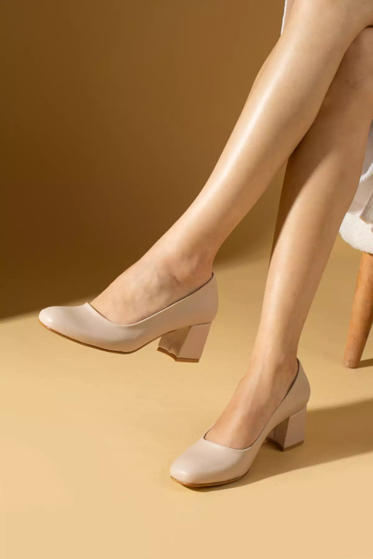 کفش پاشنهدار زنانه با رنگ بژ و سایز 5.5 سانتیمتر با طراحی گوشهدار برند FORS SHOES - 793053541