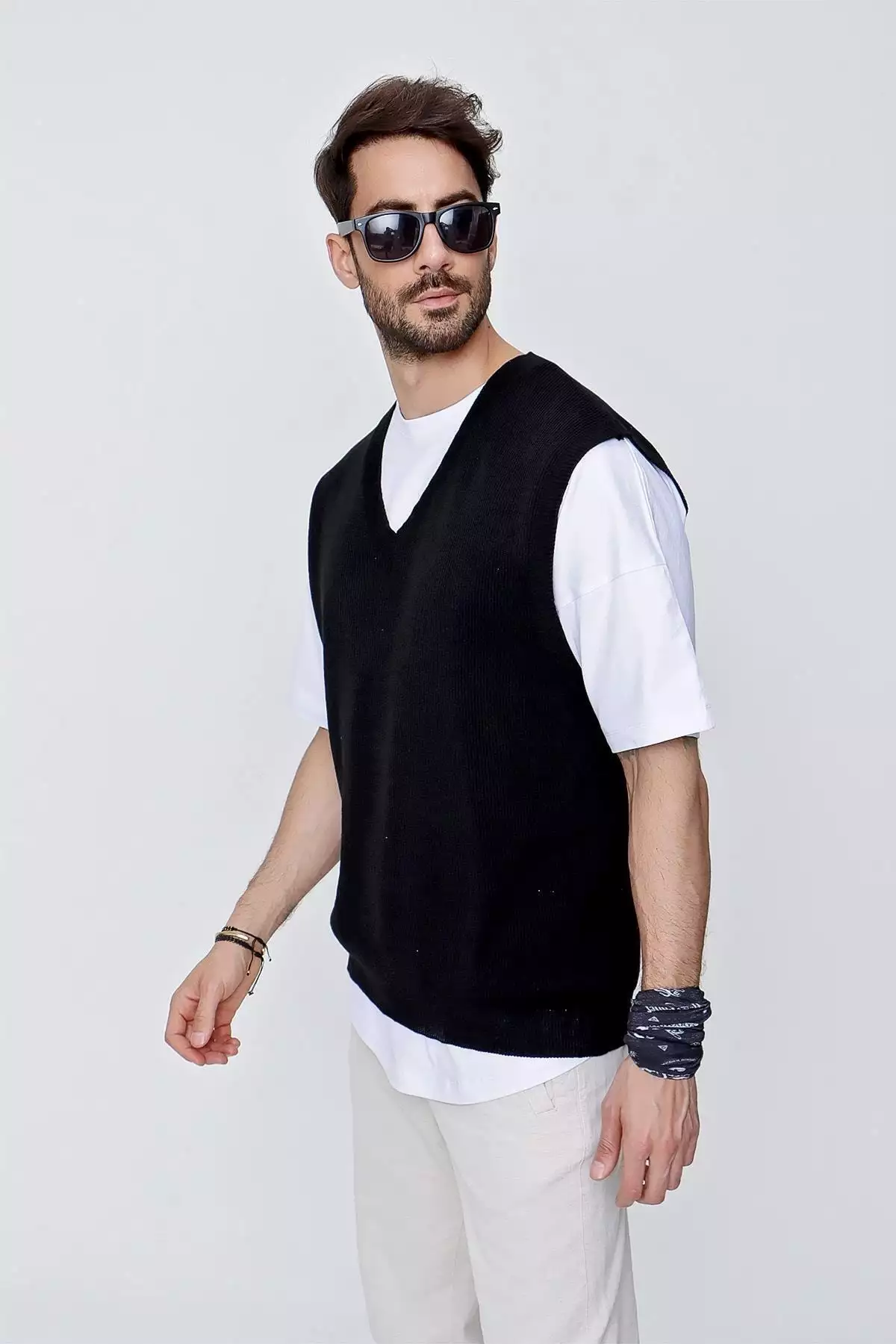 بتن مردانه یقه V راحت از جنس بافتنی پنبهای - رنگ مشکی 22sm214 برند CHUBA - 274915914