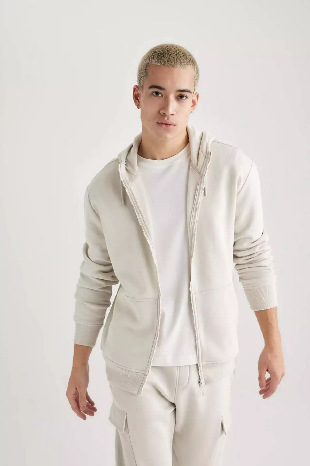 سویشرت فُرم دار با کلاه و جیب دار، دارای بافت نرم داخلی، مدل ساده و زیپ دار برند Defacto - 797030346