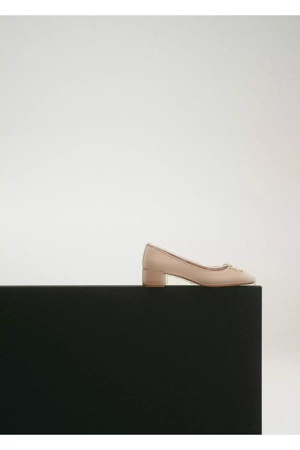 بافت چرمی با جزئیات کامل و کفش پاشنهدار تخت برند MANGO - 898627895