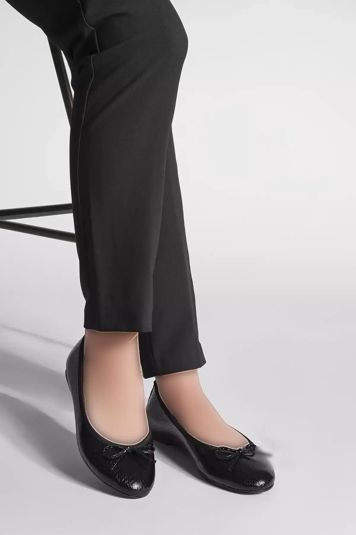 زیرپوش روزمره زنانه با نوک گرد مدل بالرین ادوسا به رنگ سیاه، طرح مار جلد برند Marjin - 36519291