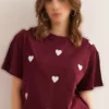 تی‌شرت زنانه بوردو با طرح گلدوزی قلب و مدل رگولار فیت از جنس پنبه برند Olalook - 921280210