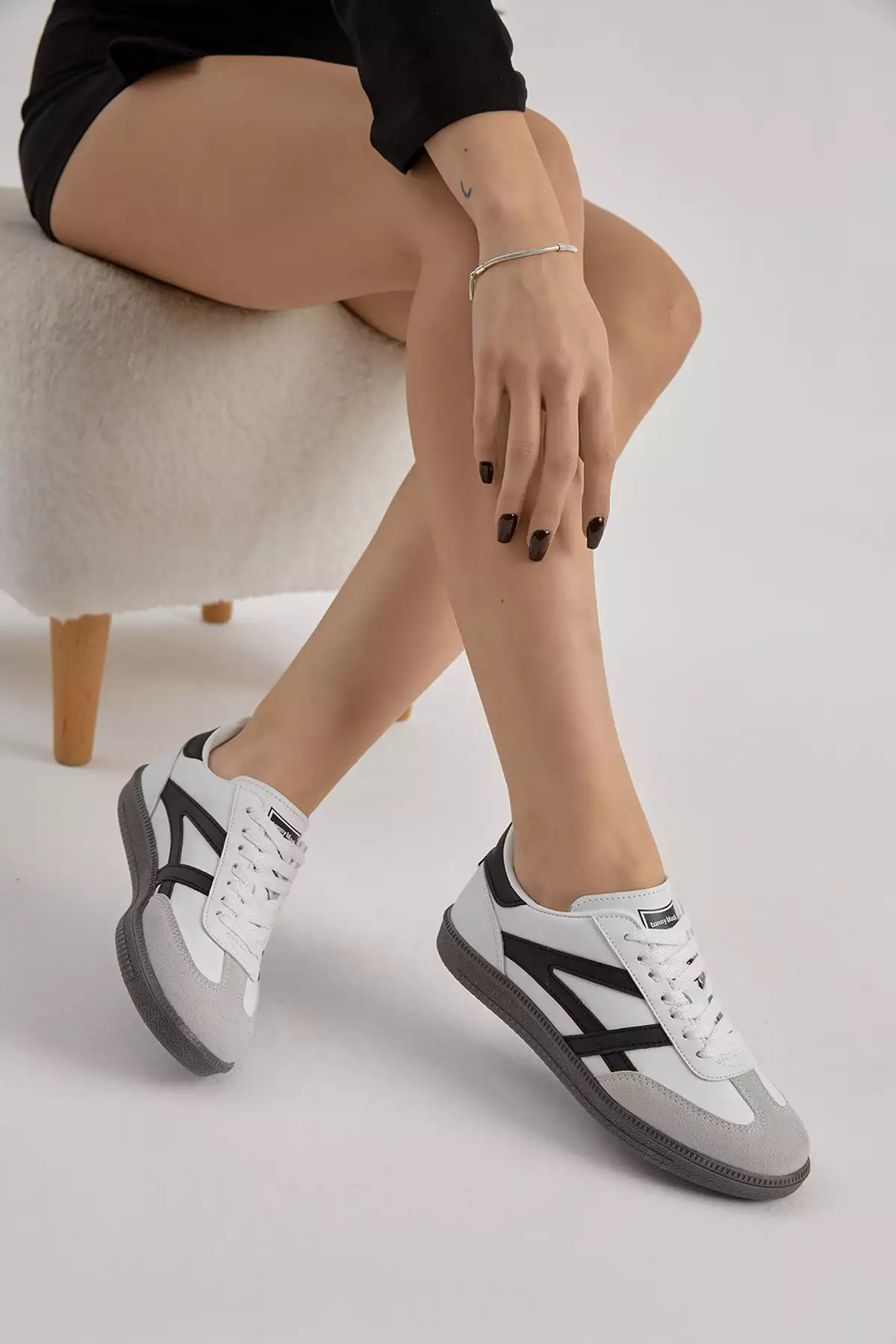 کفش ورزشی پسرانه و دخترانه سفید و سیاه با کفی حرارتی و بند دار و نوار کنار برند Tonny Black - 1031017784