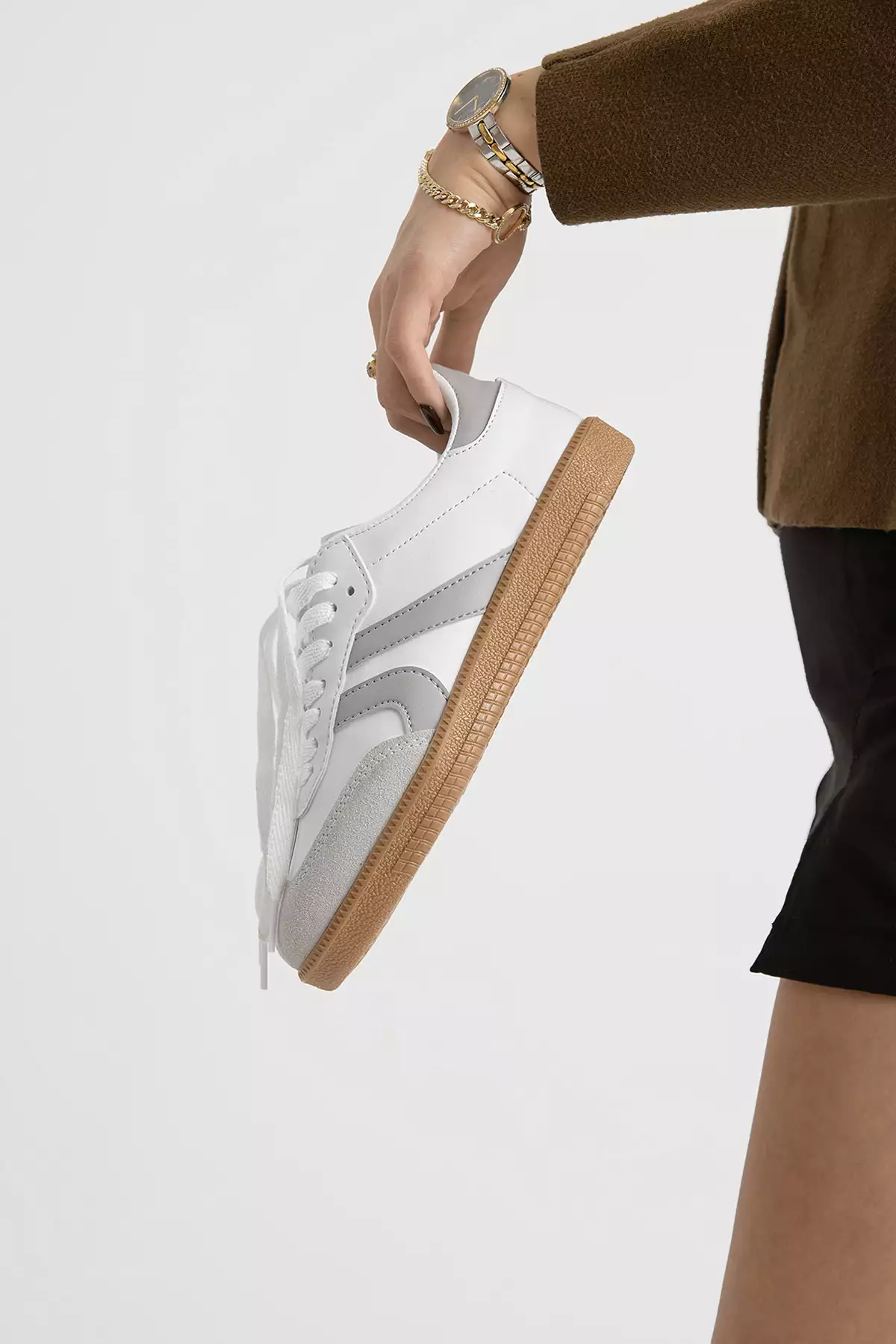 کفش ورزشی زنانه سفید و خاکستری با کفی ترمو و بند دار، دارای نوار کناری برند Tonny Black - 1031013985