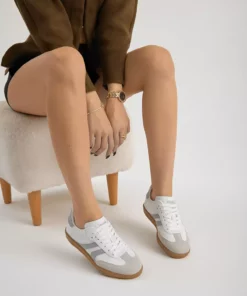 کفش ورزشی زنانه سفید و خاکستری با کفی ترمو و بند دار، دارای نوار کناری برند Tonny Black - 1031013985