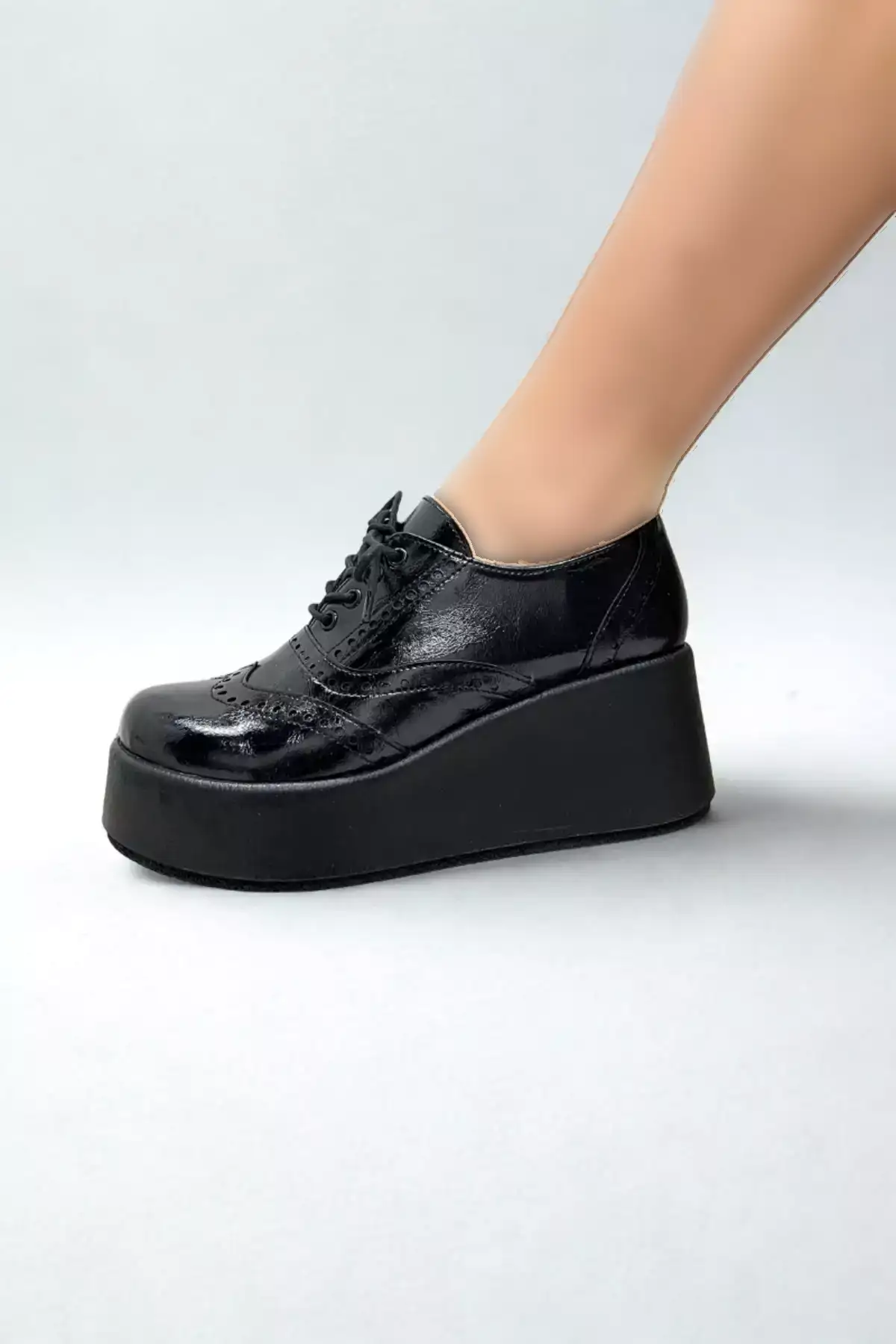 کفش زنانه لاافار با پاشنه بلند مشکی و چرم براق مدل V4215 برند inizio - 904382864