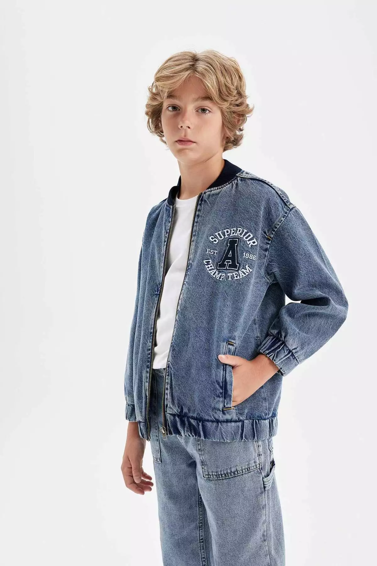 کاپشن جین بمبری با یقه کالج و زیپ، مناسب فصل، با جیب و طرح چاپی برای پسران کودک برند Defacto - 848422323