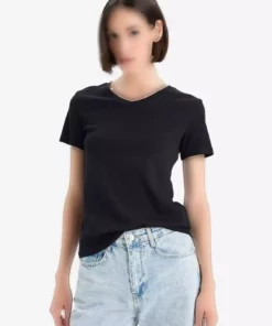 تی شرت مشکی ساده با برش اسلیم فیت و یقه وی کوتاه آستین دار مدل I1080AZ24SM برند Defacto - 796143102