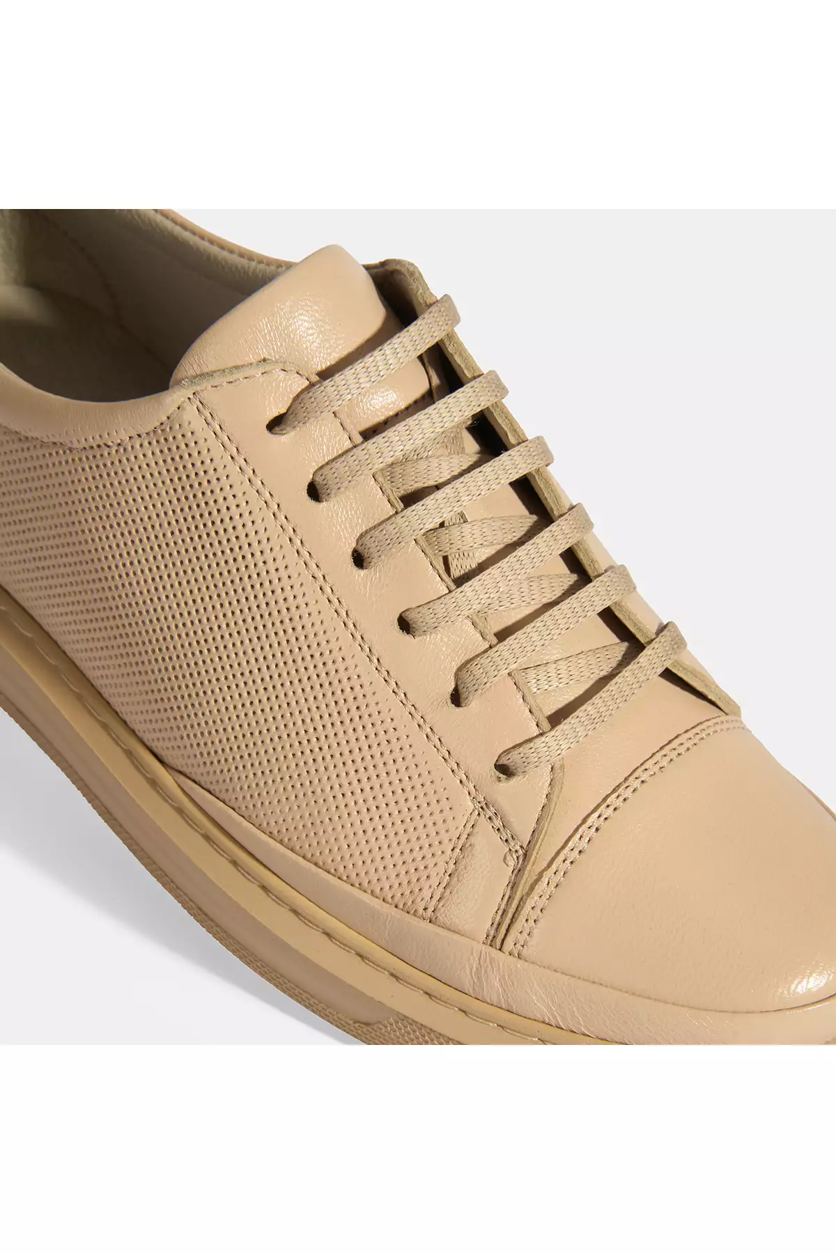 کفش ورزشی زنانه کِرِم رنگ چرم با بند برند Desa - 906444129