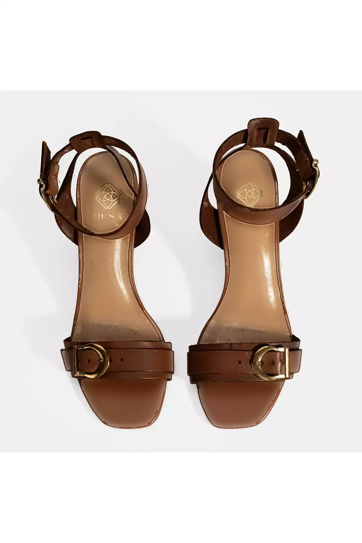 صندل پاشنهدار چرم با بند قابل تنظیم زنانه طوسی برند Desa - 944877899