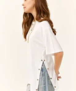 تیشرت پنبهای زنانه سفید با دکمههای طلایی جانبی TSH-19000762 برند Olalook - 738405413