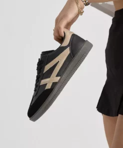 کفش ورزشی بنددار با زیره ترمو، مدل مشکی و بژ، با نوار جانبی برند Tonny Black - 1031020355