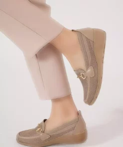 کفش زنانه با رویه بافتنی و پاشنه کوتاه النا – رنگ بژ برند Moda Pie - 898160535