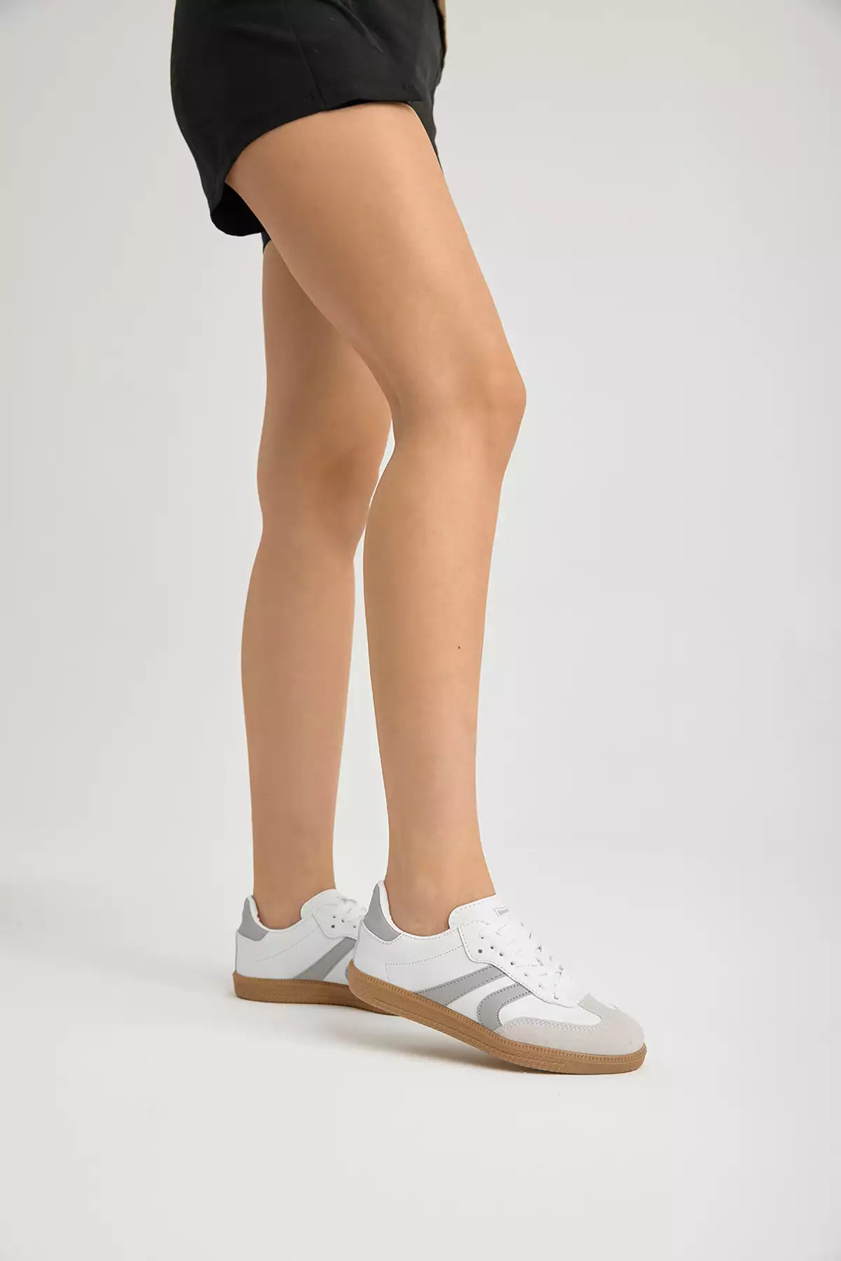 کفش ورزشی زنانه سفید و خاکستری با کفی ترمو و بند دار، دارای نوار کناری برند Tonny Black - 1031013985