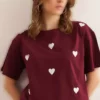 تی‌شرت زنانه بوردو با طرح گلدوزی قلب و مدل رگولار فیت از جنس پنبه برند Olalook - 921280210