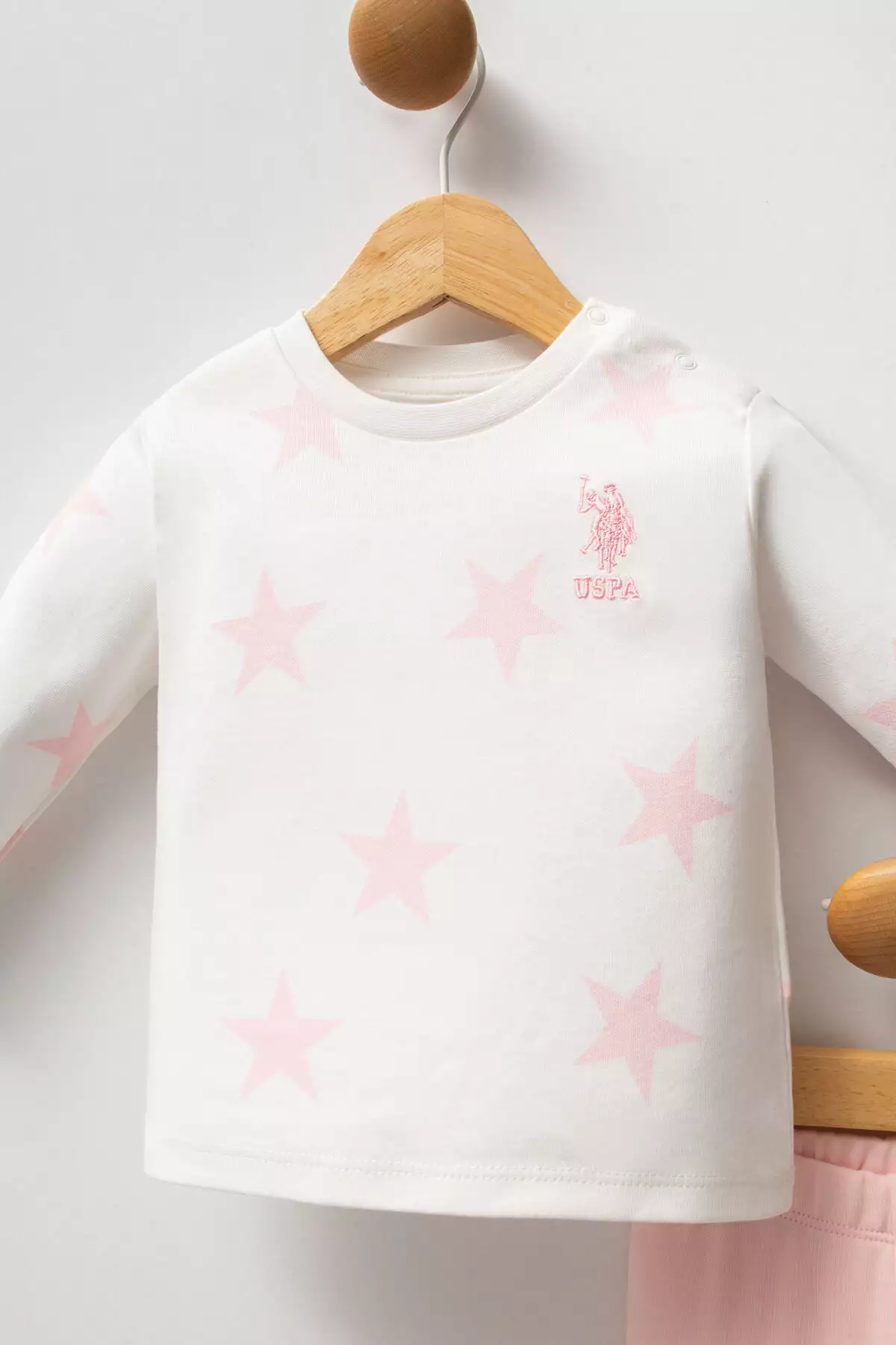 محصولات تکیه بر برند U.S. Polo Assn برای دختران نوزاد شامل ستهای سفید رنگ هستند. برند U.S. Polo Assn. - 970196795