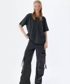 تی‌شرت کوتاه‌ آستین با گردن حالتی و جزئیات سنگی، بافت شسته شده و از جنس پنبه برند Koton - 850294646