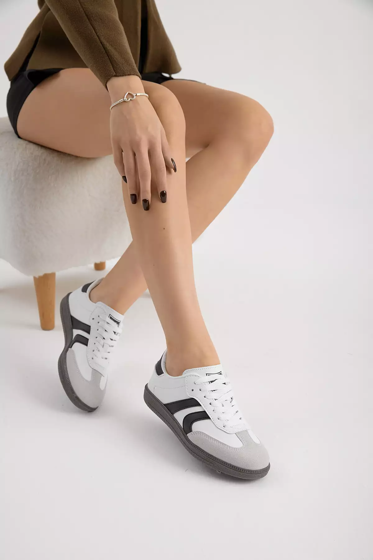 کفش ورزشی زنانه با لایه زیرین سفید و مشکی، دارای نوار کناری و بند. برند Tonny Black - 1031011572