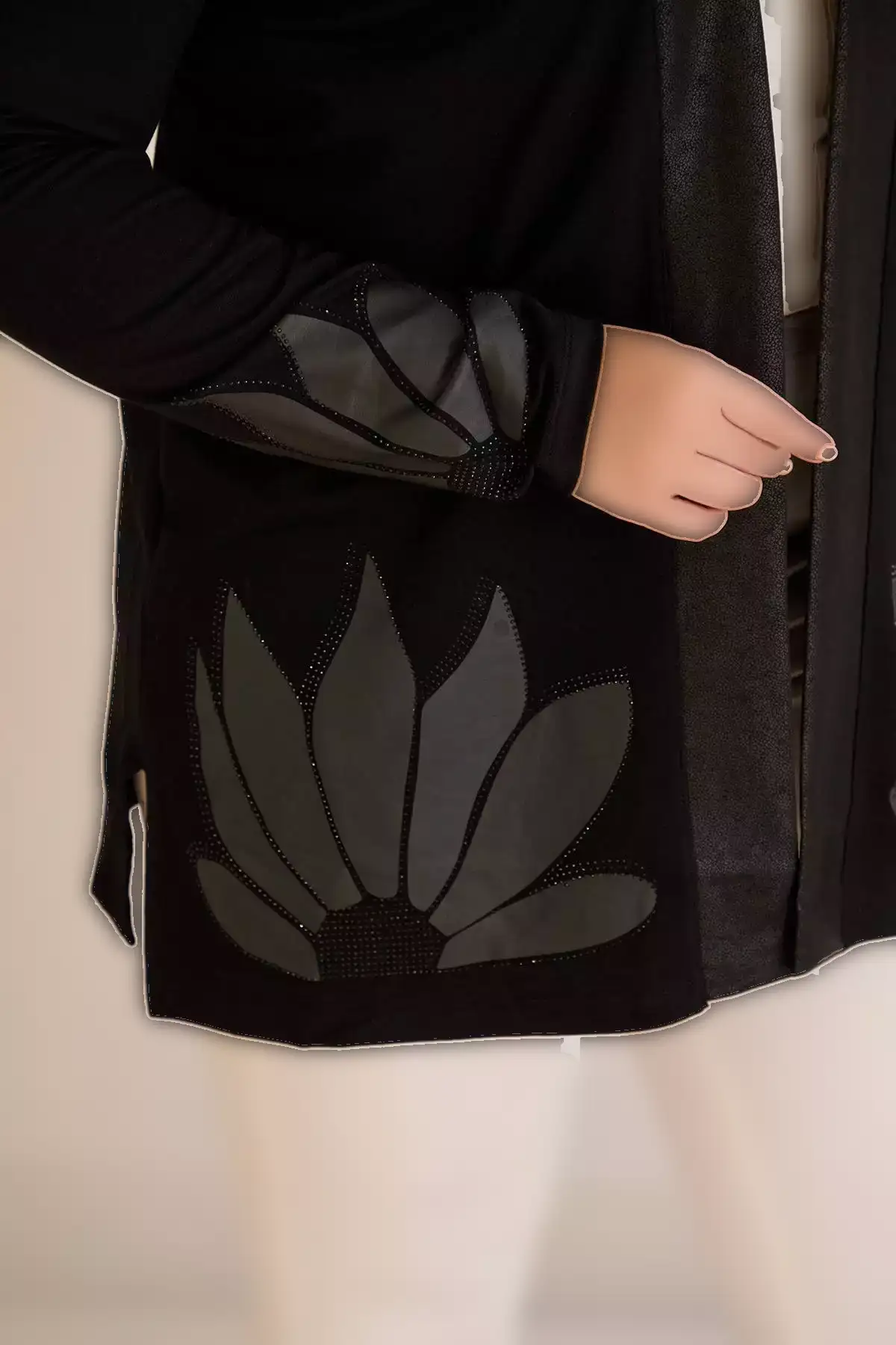 کاردی در ظاهر چرم با طرح لوتوس و جزئیات نوار، یقه بدون دکمه، یقه در جلو و یقه بلند با یقه کشی. برند FOR ESRA BIG TREND - 994500385