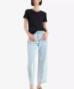 تی شرت مشکی ساده با برش اسلیم فیت و یقه وی کوتاه آستین دار مدل I1080AZ24SM برند Defacto - 796143102